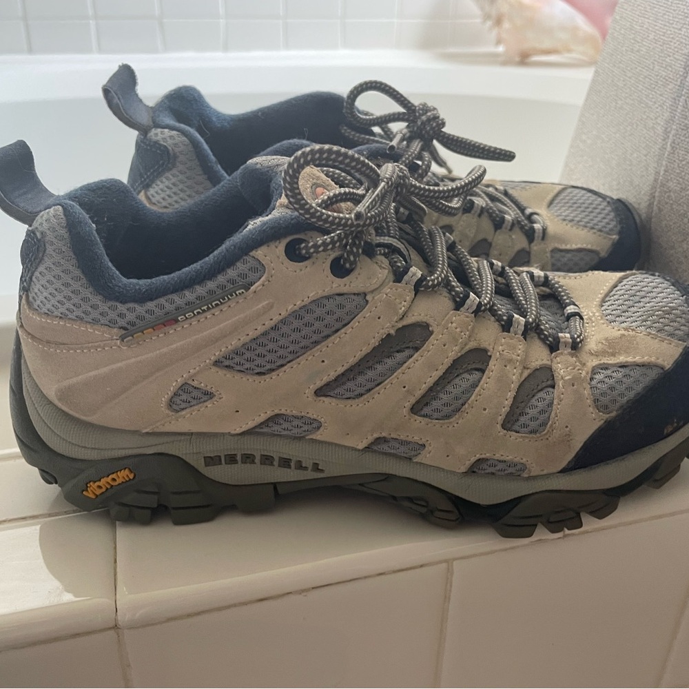 Merrell women’s hiking boot. size 7.5 great condition.